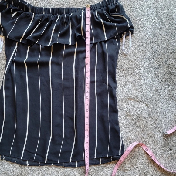 NWT DR 2 off the shoulder ruffle top. Black with white stripes. Size M medium - Picture 8 of 8